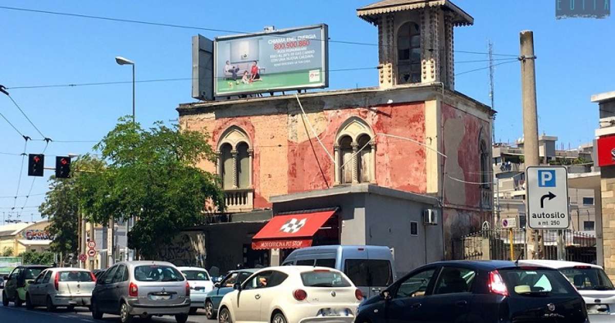 Bari, quell'antica casina rossa sull'extramurale che vive in simbiosi con un gommista